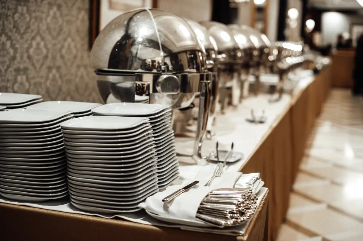 Buffet Ketering ili Posluživanje za Stolom? Otkrijte Tajne Uspešnih Domaćina!